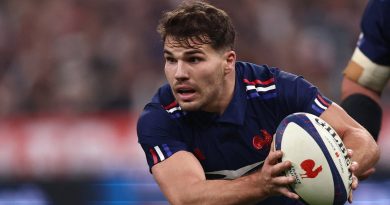 Antoine Dupont et Anthony Jelonch piégés par Nans Ducuing en se faisant passer pour des stewards