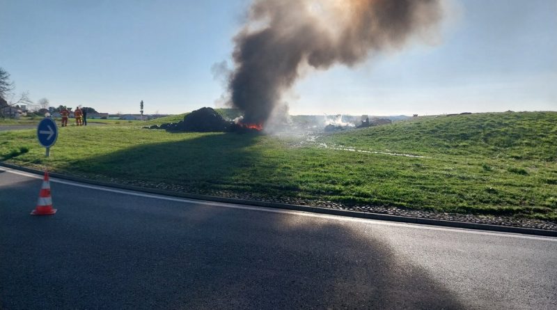 Mobilisations agricoles : départs de feu et fumée inquiètent les riverains d'un rond-point