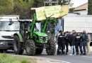 VIDÉO Colère des agriculteurs : l’unité de CRS pointe une arme pour interpeller un manifestant après des dégradations en Occitanie