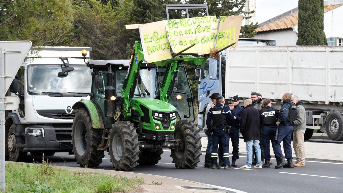 VIDÉO : un CRS braque une arme lors de l’interpellation d’un manifestant agricole en Occitanie