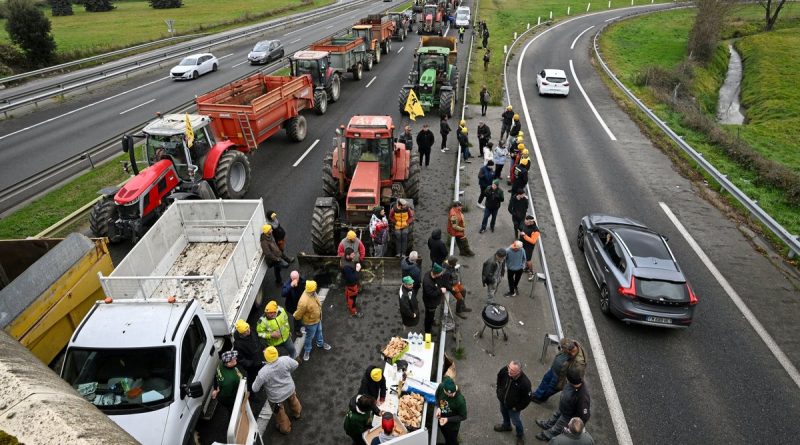Nouveau blocage de l'autoroute A64 près de Toulouse par des agriculteurs : un ras-le-bol de dix ans