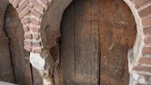 Découverte d’une fenêtre dissimulée dans la façade de l’Hôtel-Dieu lors de fouilles archéologiques