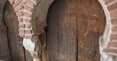 Découverte d’une fenêtre dissimulée dans la façade de l’Hôtel-Dieu lors de fouilles archéologiques