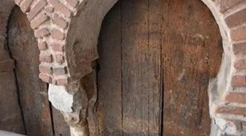 Découverte d’une fenêtre dissimulée dans la façade de l’Hôtel-Dieu lors de fouilles archéologiques