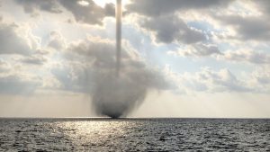 VIDÉO : une trombe marine en Espagne projette des débris dans les airs sous l’effet de vents violents