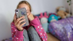 La France prévoit d'interdire les réseaux sociaux aux moins de 15 ans dès la rentrée 2026