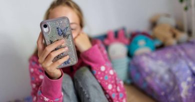 La France prévoit d'interdire les réseaux sociaux aux moins de 15 ans dès la rentrée 2026