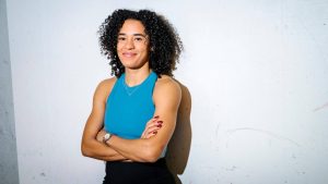 Ditaji Kambundji célèbre les fêtes sans pause, entourée de magnifiques biscuits