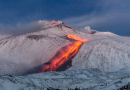 L’Etna entre en éruption pendant les fêtes et projette d’impressionnants jets de lave
