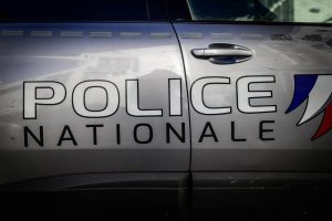 Ivre et sous stupéfiants, il provoque des policiers depuis sa voiture : la course-poursuite s’achève en injures et menaces