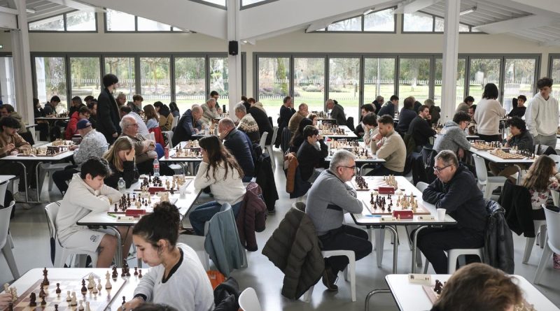 « C’est la première fois qu’Émile rencontre un grand maître » : ambiance à l’open international d’échecs à Mont-de-Marsan