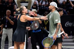 Tennis : Nick Kyrgios s’impose face à Aryna Sabalenka lors de la « Bataille des sexes »