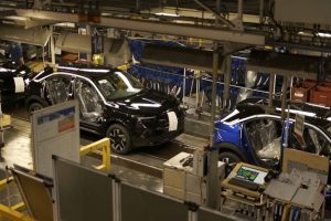 L'usine Stellantis de Poissy maintient son activité, mais l'avenir de la production reste incertain