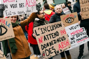 Handicap et inclusion scolaire : la France doit-elle s'inspirer du modèle belge ?