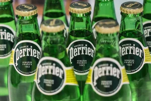 Perrier : Nestlé peut poursuivre la production d'eau minérale naturelle à Vergèze