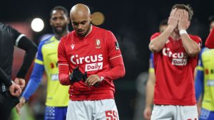 Nkada critiqué par le vestiaire du Standard après son expulsion : « Une trahison »