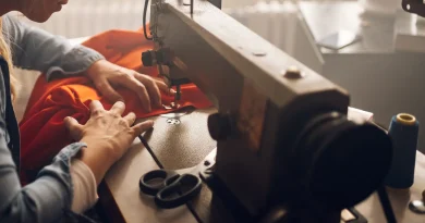 Sarah et Sophie, couturières de l'extrême : salaires et réparations de vêtements de ski et kitesurf