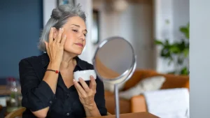 Ce soin bestseller lisse les rides et s’utilise après 50 ans, 4 fois plus efficace qu’une crème classique