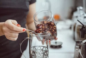Mal de gorge : un remède rapide proposé par une nutritionniste en 10 minutes