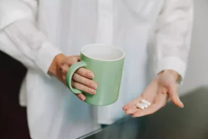 Pharmacienne : évitez de prendre ce médicament avec du café, c'est risqué