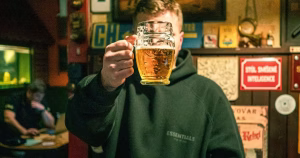 À Prague, la nostalgie des bars « non-stop » ressurgit, entre souvenirs et débats