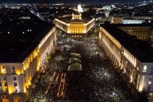 Bulgarie : manifestation massive contre le projet de budget, heurts avec la police