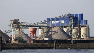 Un tribunal suisse jugera le litige entre habitants d'une île indonésienne et Holcim