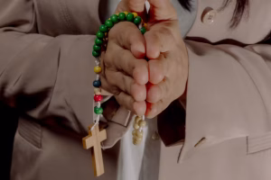 Hadis se convertit au catholicisme et prie pour la France et ses proches