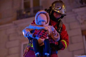 Incendie au dernier étage : un enfant sauvé par les pompiers d’un appartement en flammes