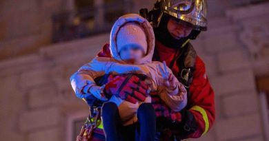 Paris : un incendie au dernier étage d’un immeuble met en danger plusieurs habitants, un enfant sauvé par les pompiers Incendie au dernier étage : un enfant sauvé par les pompiers d’un appartement en flammes