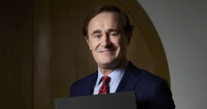 Mouton Rothschild présente l'étiquette colorée de son millésime 2023