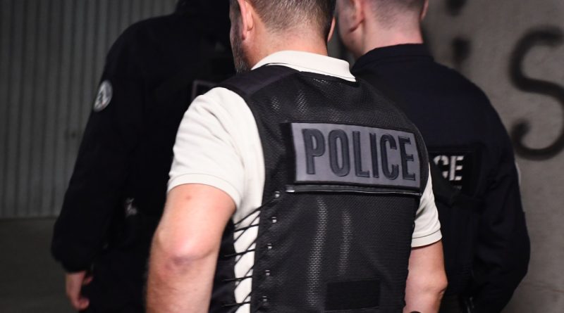 Noël près de Lyon : un père menace son fils avec un couteau et se barricade chez lui