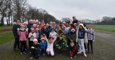 Des lutins farceurs transforment la séance de Noël des jeunes athlètes à Coët-Roz en chasse aux décorations et défis sportifs Séance de Noël Eveils-Poussins