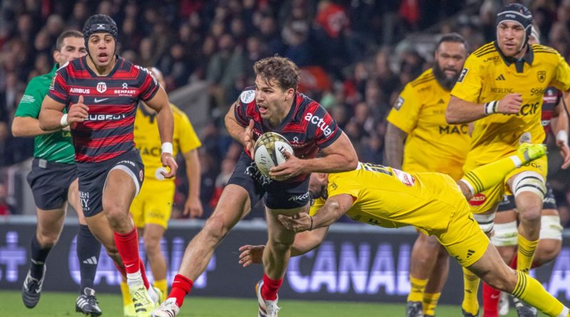 Top 14 : Toulouse écrase le Stade rochelais et termine l’année 2025 sur le trône