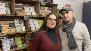 « Le vinho verde est parfait avec les fruits de mer » : les fêtes se célèbrent avec les produits de l’épicerie portugaise de Poitiers