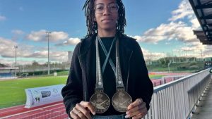 Sourde et médaillée d'or au sprint, son exclusion des JO et Paralympiques de Paris suscite des débats