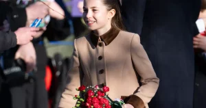 La princesse Charlotte porte un manteau similaire à celui de Kate Middleton lors de ses débuts