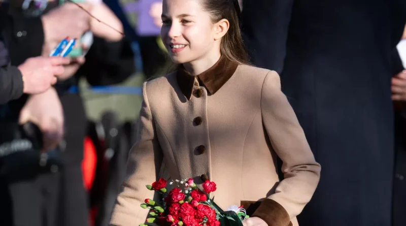 La princesse Charlotte porte un manteau similaire à celui de Kate Middleton lors de ses débuts