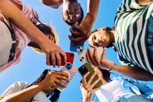 Interdiction des réseaux sociaux pour les moins de 15 ans prévue dès la rentrée 2026