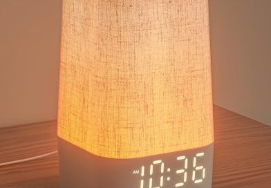 LIORQUE Réveil Lumineux Simulateur d&rsquo;Aube, Reveil Simulateur d&rsquo;Aube sur Lampe de Chevet LED, Lampe de Reveil avec 30 Sons pour Dormir, 13 Niveaux de Luminosité- Adaptateur Inclus – Pourquoi ce produit mérite votre attention