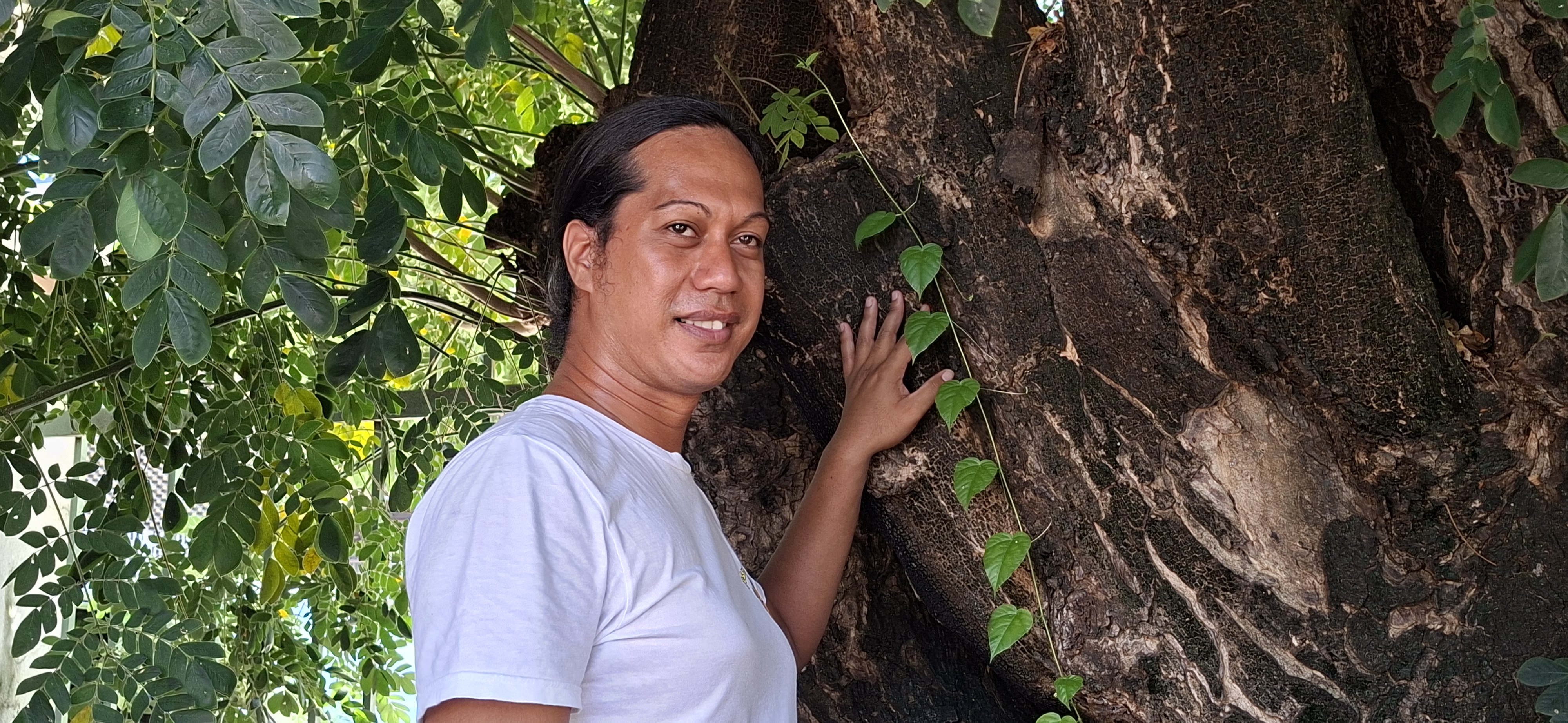 Sa bonne humeur et son sourire séduisent son entourage