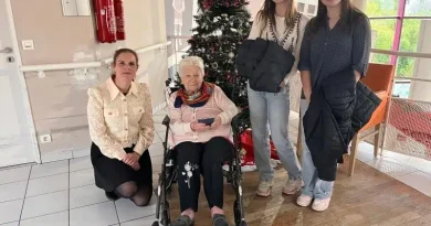 Des collégiens échangent avec les résidents de l'Ehpad lors d'une activité intergénérationnelle.