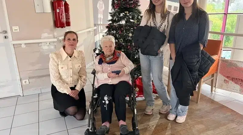 Des collégiens échangent avec les résidents de l'Ehpad lors d'une activité intergénérationnelle.