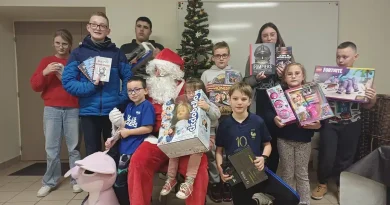 L'homme en rouge pour les enfants des soldats du feu