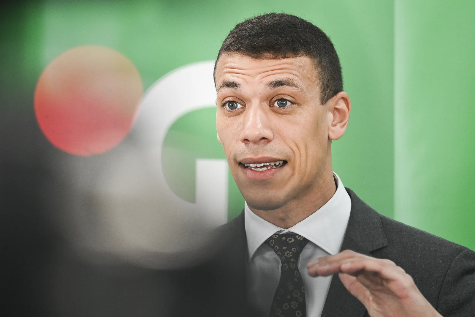 Le Parti vert signe un accord avec la commission des débats pour des discussions officielles.