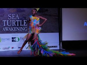 À Lagos, la jeunesse nigériane crée des modes à partir de déchets