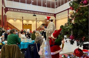 À Lille, repas de fête et piste de danse pour ces seniors isolés : les réveillons solidaires sont lancés