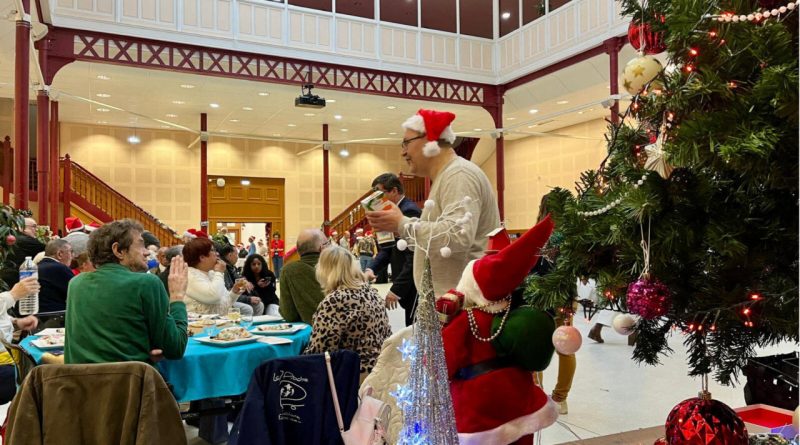 À Lille, repas de fête et piste de danse pour ces seniors isolés : les réveillons solidaires sont lancés