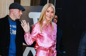 Gwyneth Paltrow en total look rose à New York : un style audacieux et tendance.