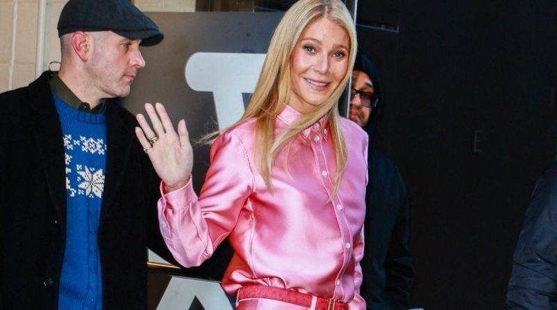 Gwyneth Paltrow en total look rose à New York : un style audacieux et tendance.